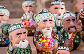 Die Tonfiguren glücklicher alter Männer in traditioneller usbekischer Tracht sind das beste Geschenk aus Chiwa, Chiwa, Usbekistan