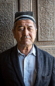Usbekischer Mann, Wächter des Rukhobod-Mausoleums, Samarkand, Usbekistan