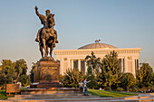 Selfie. Amir-Timur-Statue auf dem Amir-Timur-Platz und Dom Forum (Palast des Internationalen Forums), Taschkent, Usbekistan
