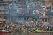 Einäscherung von Leichen im Manikarnika Ghat, dem brennenden Ghat, am Ufer des Ganges, Varanasi, Uttar Pradesh, Indien.