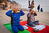 Yoga, am Assi Ghat, Fluss Ganges, Varanasi, Uttar Pradesh, Indien.