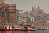 Blick auf Bhonsale Ghat und Ram Ghat mit der Großen Moschee von Aurangzeb, im Ganges, Varanasi, Uttar Pradesh, Indien.