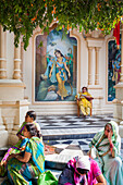 Betend, ISKCON-Tempel, Sri Krishna Balaram Mandir, Vrindavan, Mathura, Uttar Pradesh, Indien