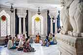 Gruppe betender Frauen, im ISKCON-Tempel, Sri Krishna Balaram Mandir, Vrindavan, Mathura, Uttar Pradesh, Indien