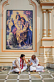 Gläubige sprechen, im ISKCON-Tempel, Sri Krishna Balaram Mandir, Vrindavan, Mathura, Uttar Pradesh, Indien