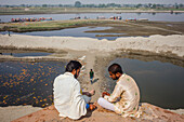 Pilger, im Ghat des Yamuna-Flusses, Vrindavan, Mathura, Uttar Pradesh, Indien