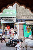 Straßenszene, in der Gotam Nagar Straße (Hauptstraße), Historisches Zentrum, Vrindavan, Mathura, Uttar Pradesh, Indien