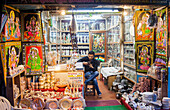 Souvenirladen, Straßenszene im Gopinath Bazar, Historisches Zentrum, Vrindavan, Mathura, Uttar Pradesh, Indien