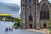 Die Kirche St. Martin in der Bullring und das Selfridges-Gebäude, Birmingham, England