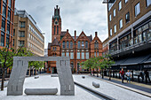 Oozells Square, im Hintergrund die Ikon-Galerie, Birmingham, England