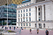 Links die Bibliothek von Birmingham Venue Hire und rechts das Birmingham Convention Bureau, am Centenary Square, Birmingham, England