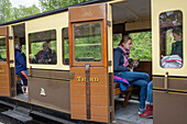 Touristen, Wagen der dritten Klasse auf dem Bahnsteig der Devil's Bridge Station, Vale of Rheidol Steam Railway, bei Abertsywyth, Ceredigion, Wales