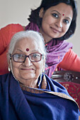 Frau Mohini Giri, Vorsitzende in Indien der NGO Guild for Service, und ihre Assistentin Lopamudra, Delhi, Indien