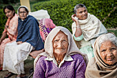 Gruppe von Witwen, im Ma Dham Ashram für Witwen der NGO Guild for Service, Vrindavan, Mathura-Distrikt, Indien