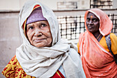 Witwen beim Betteln, Vrindavan, Mathura-Distrikt, Indien