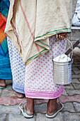Bettelnde Witwen, Witwe hält den Behälter, den Witwen normalerweise tragen, um die Lebensmittel aufzubewahren, die sie beim Betteln erhalten, Vrindavan, Mathura-Distrikt, Indien