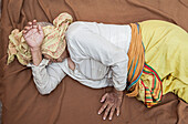 Witwe, die auf der Straße schläft, obdachlos, Vrindavan, Mathura-Distrikt, Indien