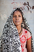 Jankee, eine junge Witwe, sie ist rebellisch und hält sich nicht an die Regeln der Tradition, sie trägt bunte Kleidung, hat lange Haare und lackiert ihre Nägel, sie arbeitet mit sos mujer zusammen, Vrindavan, Mathura Distrikt, Indien