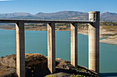 Trockener Stausee von La Vinuela, wegen Wassermangels für tot erklärter Stausee, Malaga, Andalusien, Spanien