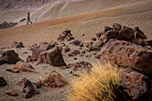 Touristen bei der Besichtigung der Minen des Heiligen Josef im Teide-Nationalpark, Teneriffa, Kanarische Inseln, Spanien
