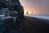 Basaltsäulen und Reynisdrangar? am Reynisfjara bei Sonnenaufgang, Vík í Mýrdal, Südisland, Island, Nordeuropa