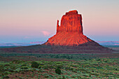 Sonnenuntergang im Monument Valley, Utah, Arizona, Nordamerika, USA