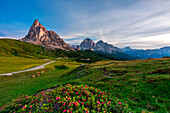 Sommerlicher Blick auf den Passo Giau bei Sonnenaufgang, Belluno, San Vito di Cadore, Ampezzaner Dolomiten, Venetien, Italien, Westeuropa