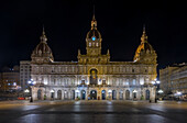 Rathaus und Maria-Pita-Platz bei Nacht beleuchtet, A Coruna, Galicien, Spanien, Iberische Halbinsel, Westeuropa