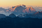 Cima Vezzana und Monte Mulaz vom Lagazuoi aus gesehen bei Sonnenaufgang im Sommer, Dolomiti di Zoldo, Belluno, Venetien, Italien, Südeuropa