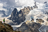Ein Wanderer beobachtet die Dufourspitze vom Gornergrat im Sommer, Zermatt, Kanton Wallis, Visp, Schweiz, Westeuropa