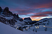 Grödnerjoch bei Sonnenuntergang mit Autospuren, Dolomiten, Südtirol, Provinz Bozen, Italien, Europa