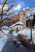 Blick auf die alte Kirche von Staffa, Santa Maria Assunta, im Winter. Macugnaga, Anzasca-Tal, Provinz Verbano Cusio Ossola, Piemont, Italien.