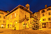 Die goldenen Lichter der kleinen Stadt Orta während der blauen Stunde. Orta San Giulio, Orta-See, Provinz Novara, Piemont, Italien.