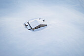 Luftaufnahme einer verschneiten Berghütte am Monte Farno. Monte Farno, Gandino, Valgandino, Val Seriana, Provinz Bergamo, Lombardei, Italien.