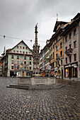 Blick auf den schönen Brunnen am Wein-markt platz in der mittelalterlichen Altstadt von Luzern. Luzern, Kanton Luzern, Schweiz.