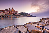 Blick auf die bunte Stadt und den Strand von Cervo in der Morgendämmerung. Cervo, Provinz Imperia, Riviera di Ponente, Ligurien, Italien, Europa.