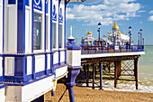 Tageslichtansicht des Piers von Eastbourne vom Ufer aus. Eastbourne, East Sussex, England, Vereinigtes Königreich.