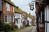 Blick auf die alten Straßen des Dorfes Rye, East Sussex, Südengland, Vereinigtes Königreich.