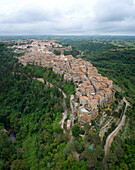 Luftaufnahme der Altstadt von Pitigliano, genannt "das kleine Jerusalem". Bezirk Grosseto, Toskana, Italien, Europa.