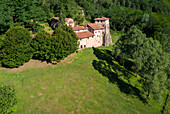 Luftaufnahme des Benediktinerklosters von Torba in der Nähe von Castelseprio, Gornate Olona, Provinz Varese, Lombardei, Italien.