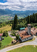Luftaufnahme des Serianatals, der Stadt Clusone und der Presolana von den Hügeln der kleinen Kirche San Lucio aus. Seriana-Tal, Bezirk Bergamo, Lombardei, Italien.