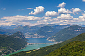 Blick auf den Ceresio-See, die Melide-Brücke und Lugano von den Befestigungsanlagen der Linea Cadorna auf dem Monte Orsa und dem Monte Pravello. Viggiù, Bezirk Varese, Lombardei, Italien.