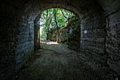 Blick auf den Eingang der Bunker und Artilleriestellungen im Inneren des Monte Orsa und des Monte Pravello, die zur Linea Cadorna gehören. Viggiù, Bezirk Varese, Lombardei, Italien.