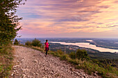 Blick auf den Weg zum Aussichtspunkt Forte di Orino, einem Teil der Linea Cadorna und des Varese-Sees. Campo dei Fiori, Varese, Parco Campo dei Fiori, Lombardei, Italien.