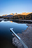 Blick auf den Stazer See bei St. Moritz in der Morgendämmerung. Lej da Staz, St. Moritz, Kanton Graubünden, Engadin, Schweiz.