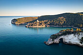 Luftaufnahme des Arco di San Felice und des Turms San Felice an der Küste bei Vieste. Gargano, Bezirk Foggia, Apulien, Italien.