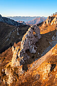 Luftaufnahme der natürlichen Felsformation Porta di Prada im Grigna-Gebirge bei Sonnenuntergang. Grigna Settentrionale (Grignone), Mandello del Lario, Lombardei, Italien.