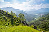 Panoramablick vom Gipfel des Monte Chiusarella in Richtung Brinzio und Rasa-Tal, varesinische Voralpen, Parco Regionale del Campo dei Fiori, Gemeinde Varese, Lombardei, Italien.