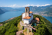 Luftaufnahme des Santuario della Madonna della Ceriola auf dem Gipfel von Montisola, Iseo-See. Siviano, Montisola, Provinz Brescia, Lombardei, Italien, Europa.