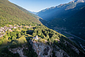 Luftaufnahme der Kirche von Calonico, die das Leventina-Tal in Richtung San Gottardo-Pass dominiert. Calonico, Bezirk Leventina, Kanton Tessin, Schweiz.